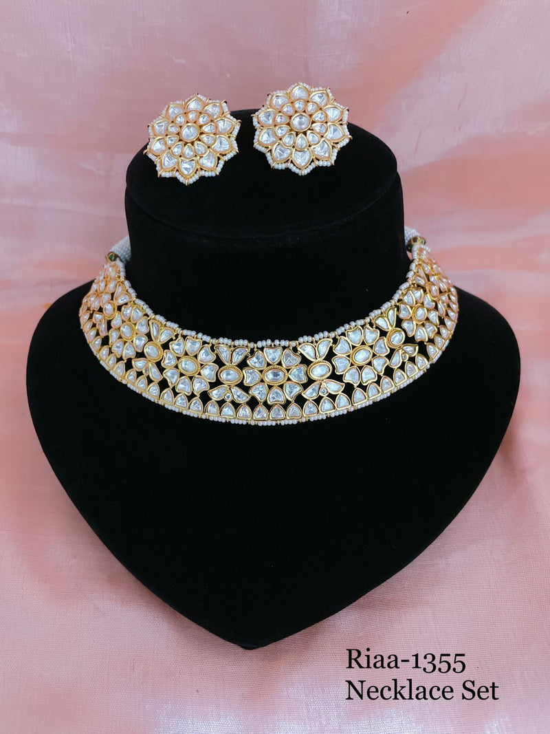 Alluring Kundan Choker Necklace Set