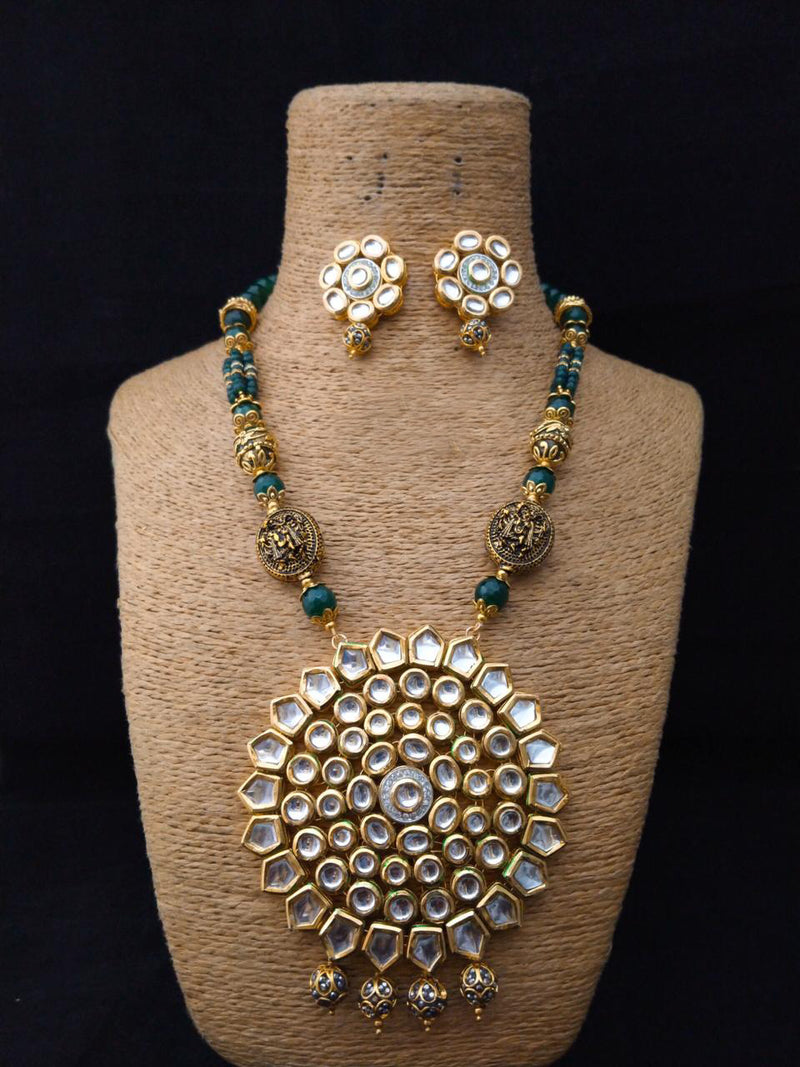 Nassarius Enchriched Kundan Necklace Set